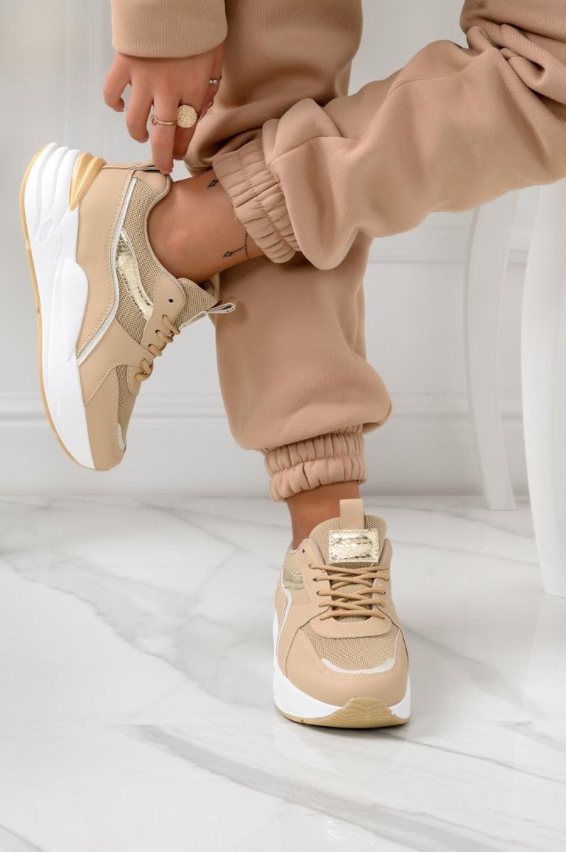 Sneakers beige con inserti laminati oro e lacci