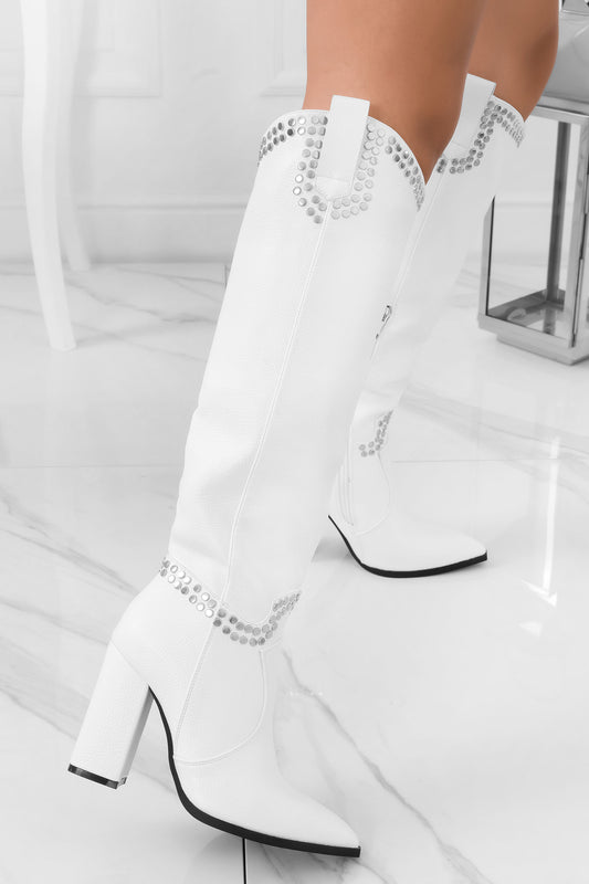 DANILA - Stivali alti bianchi con tacco comodo e borchie