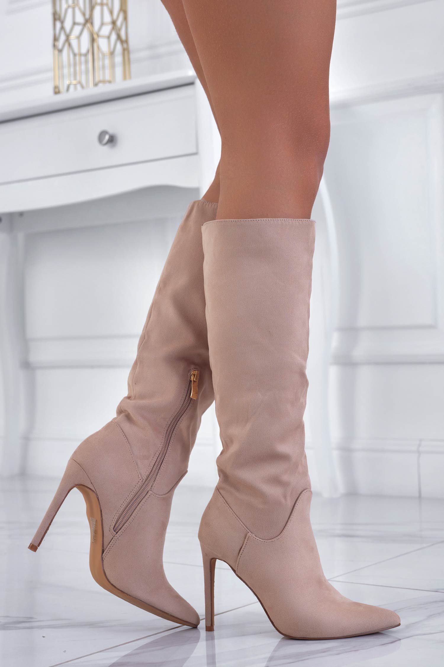 Stivali beige scamosciati con tacco a spillo