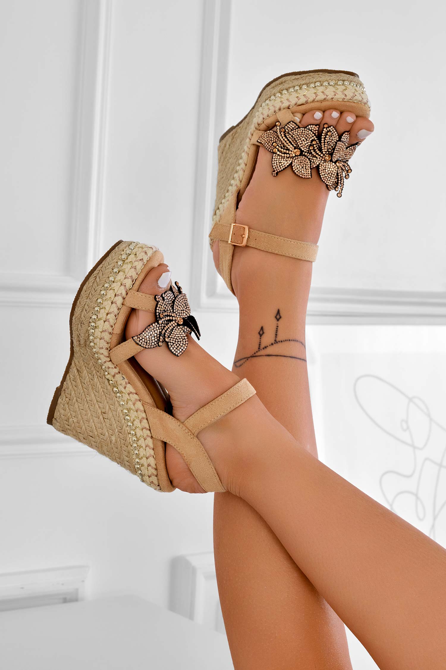 Sandali beige con zeppa e fiori applicati