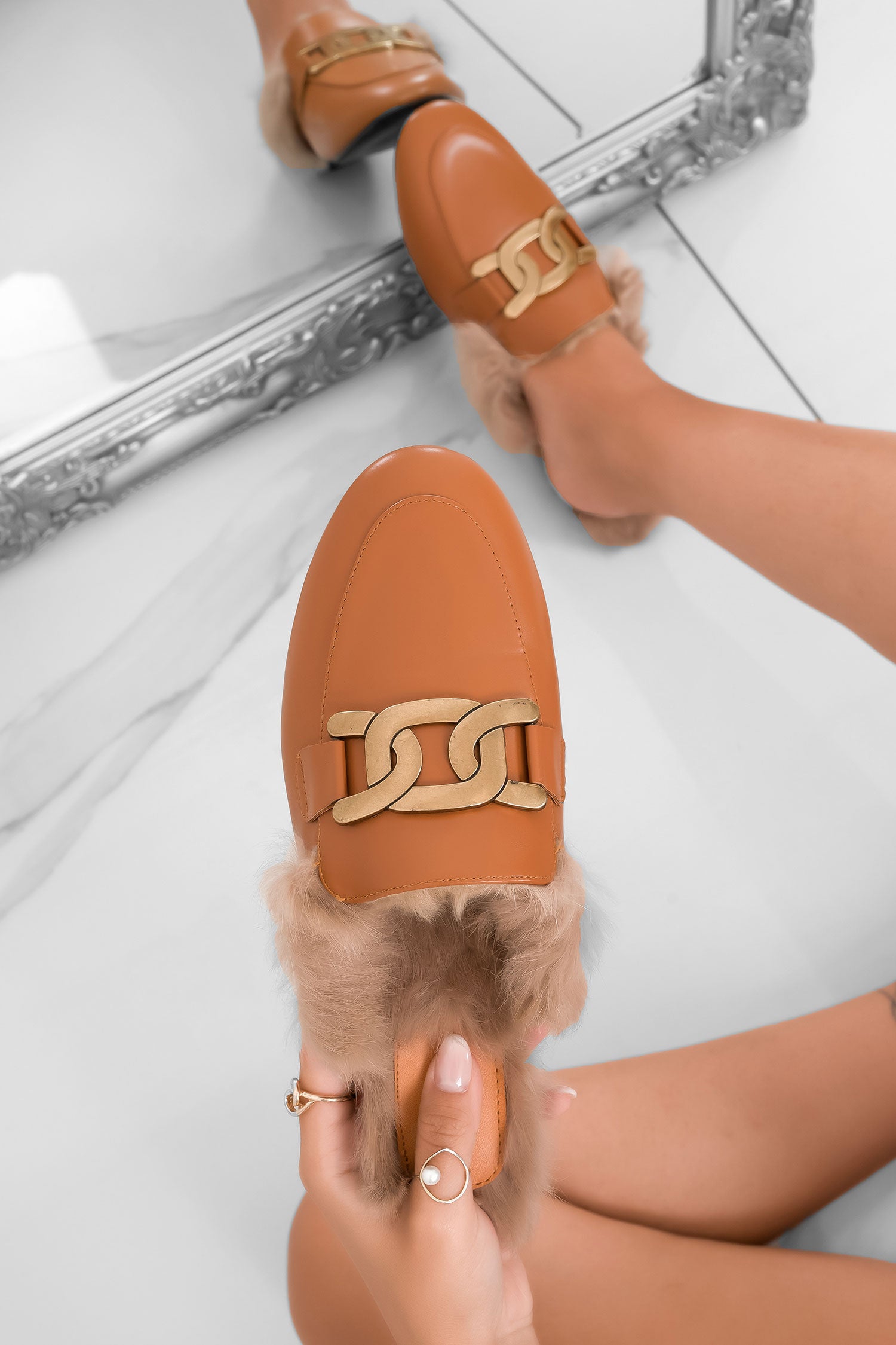 Mocassins ouverts en cuir avec fausse fourrure et chaîne dorée