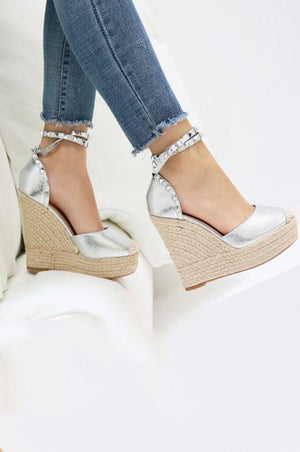 Metallic rope wedges with silver studs