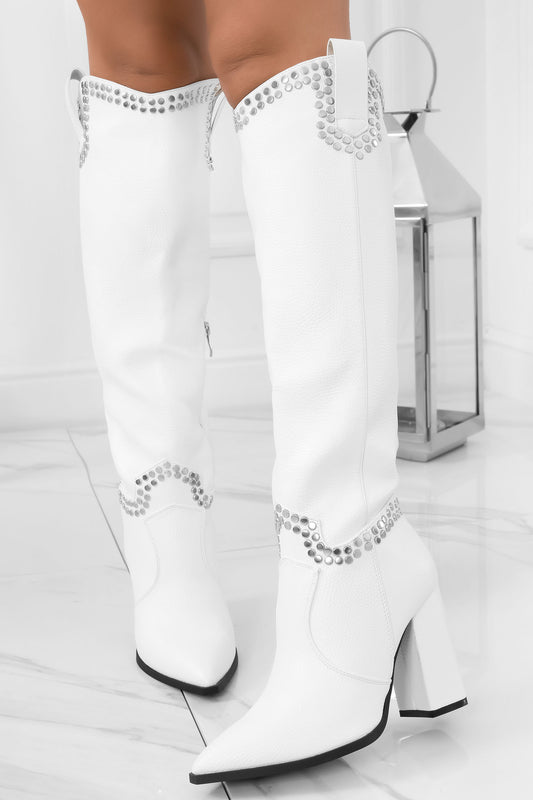 DANILA - Stivali alti bianchi con tacco comodo e borchie