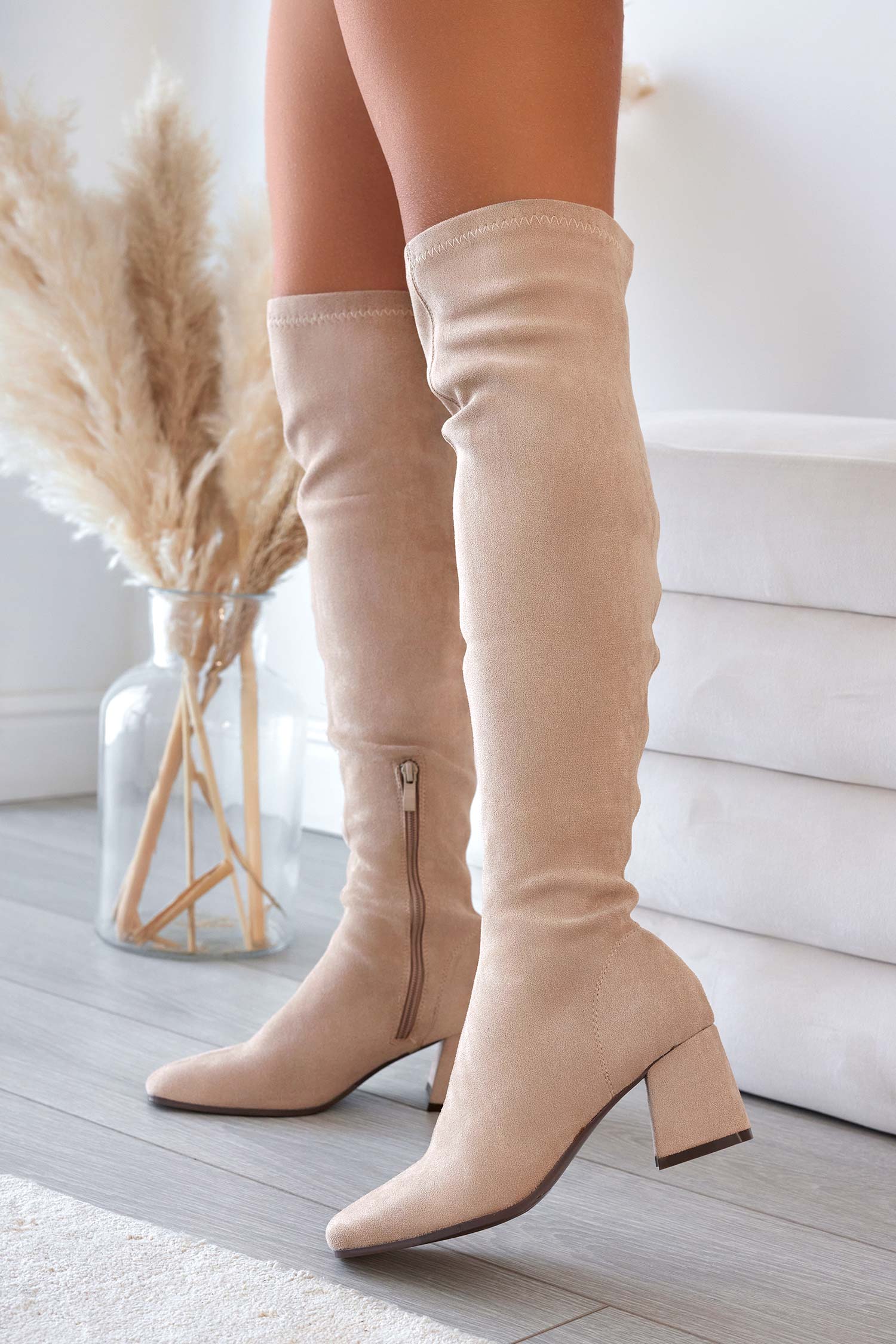 Stivali beige scamosciati alla coscia