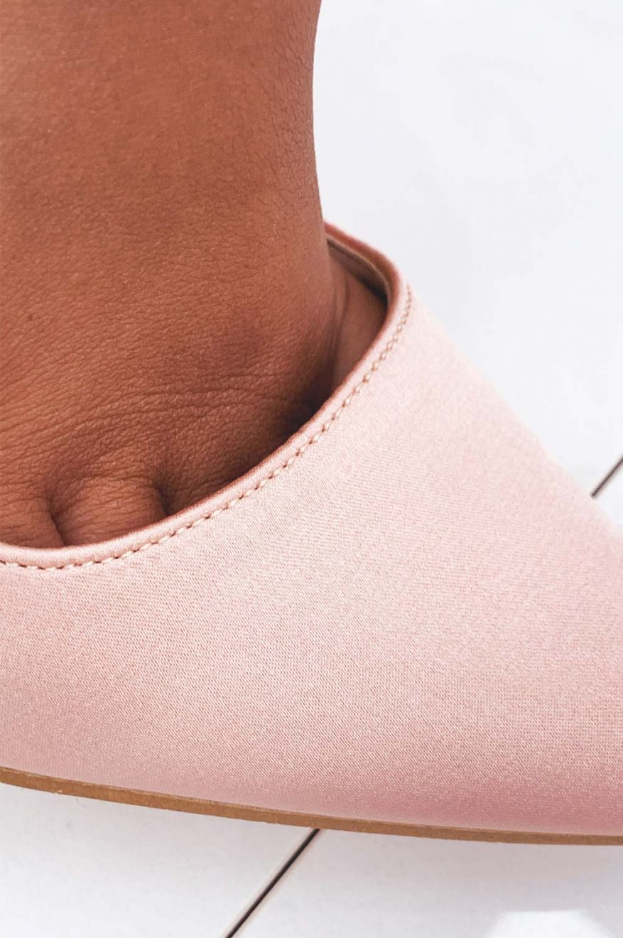 Pink satin high-heeled pumps