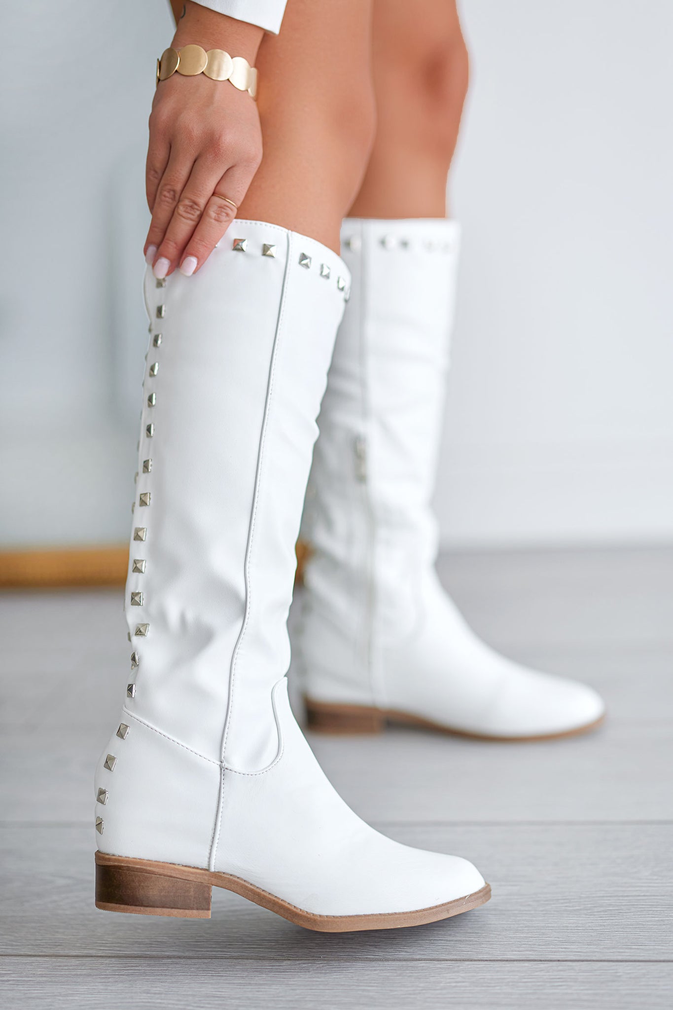 Alexoo white boots with internal wedge and studs on the back
