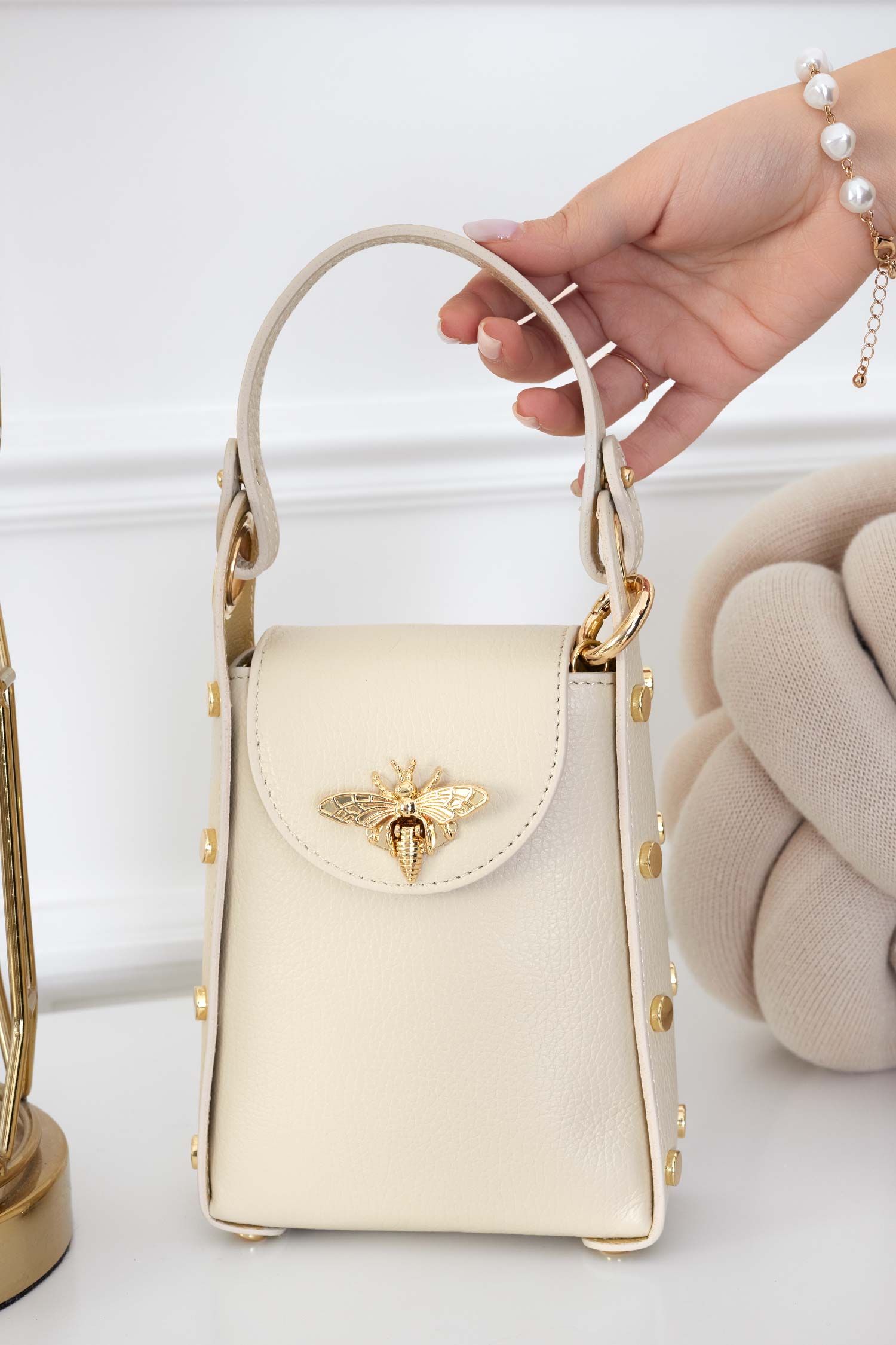 Sac beige à main avec clous dorés et bandoulière amovible