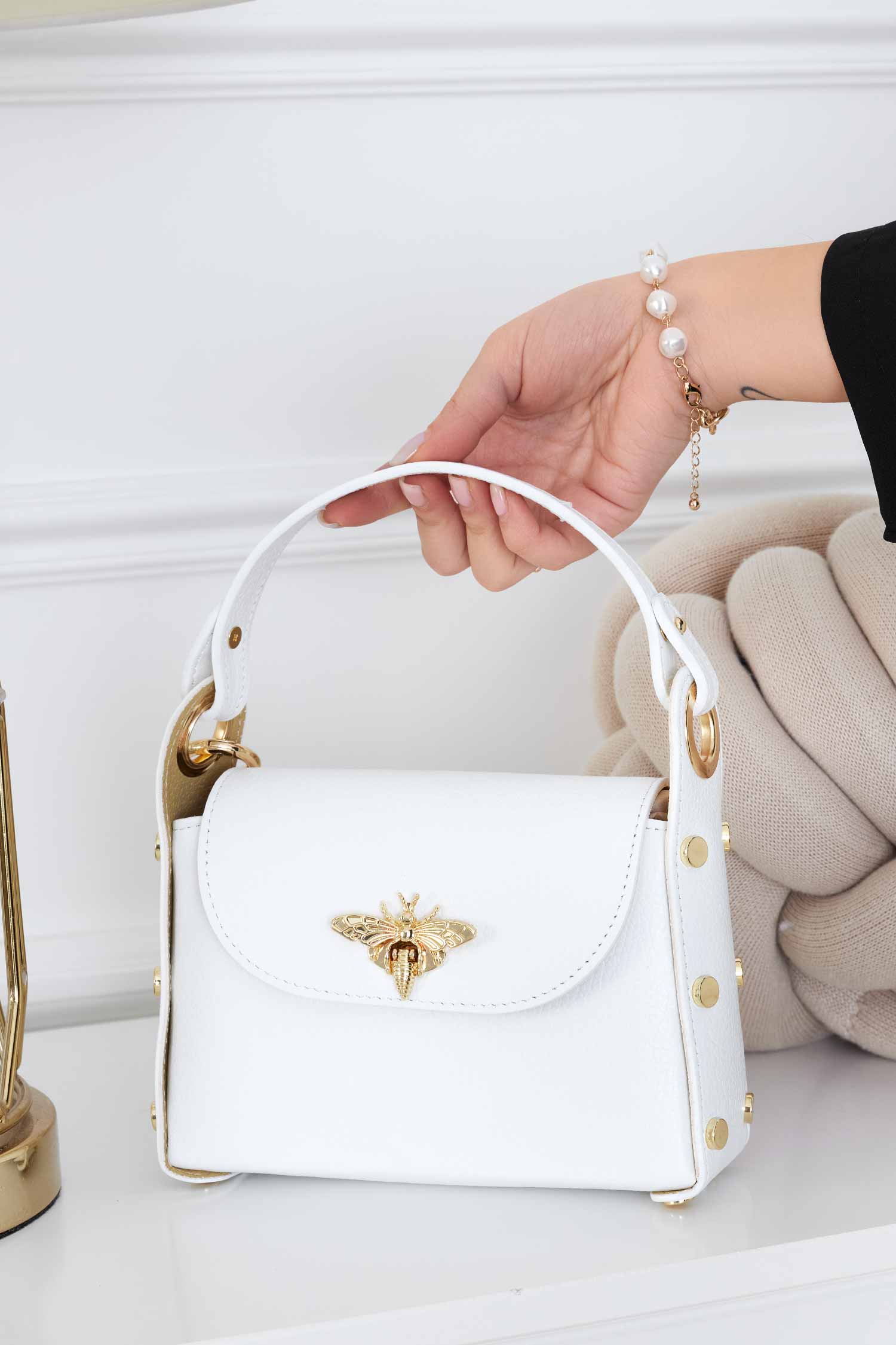 Sac blanc à main avec clous dorés et bandoulière amovible