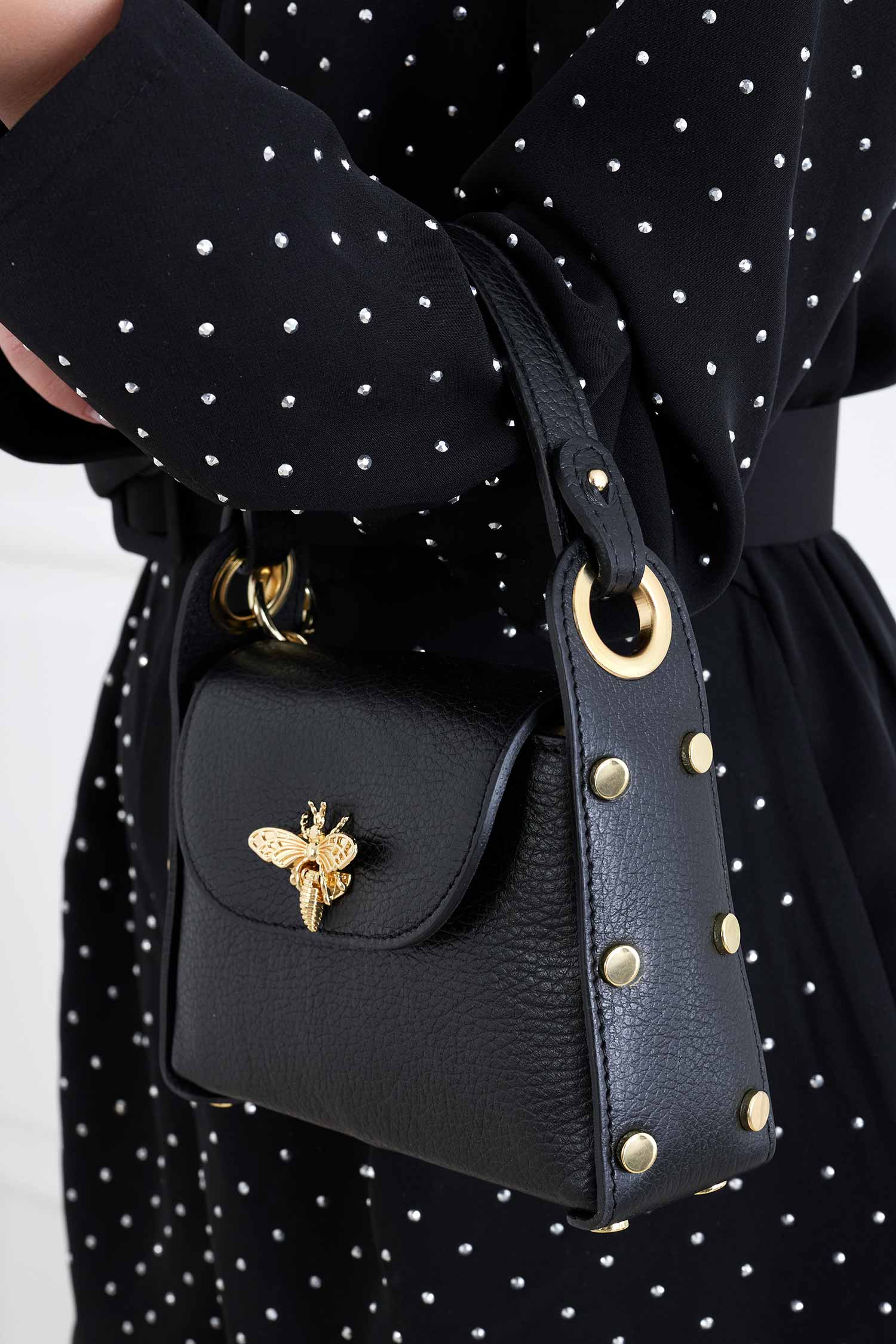 Sac à main noir avec clous dorés et bandoulière amovible