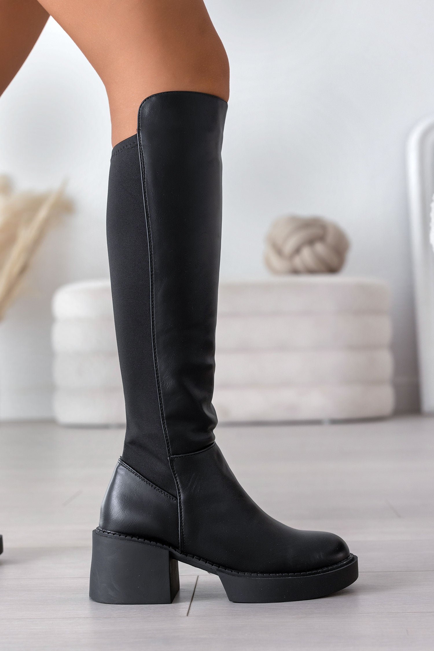 Bottes noires avec tissu élastique à l'arrière