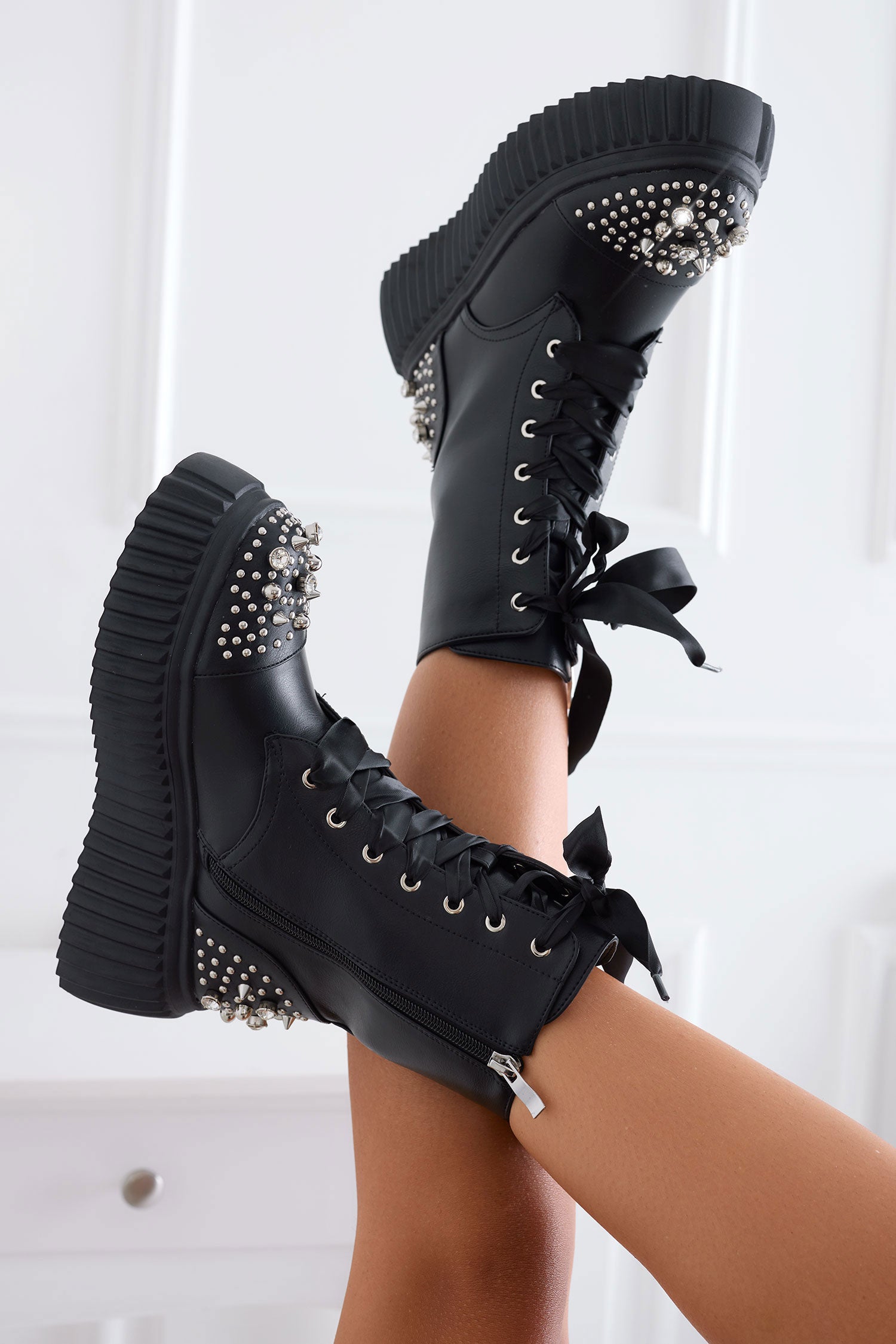Stivaletti neri Alexoo anfibi con borchie e strass
