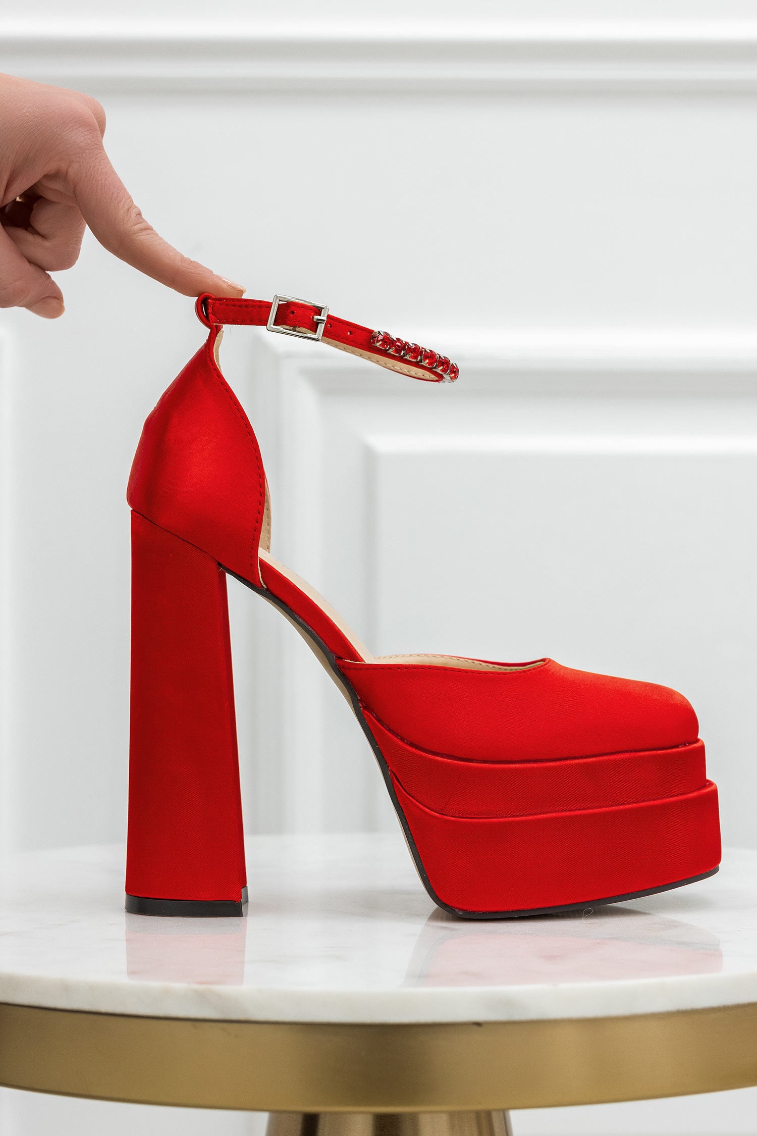MANILA - Escarpins rouges en satin avec talon haut, plateau et bride bijou