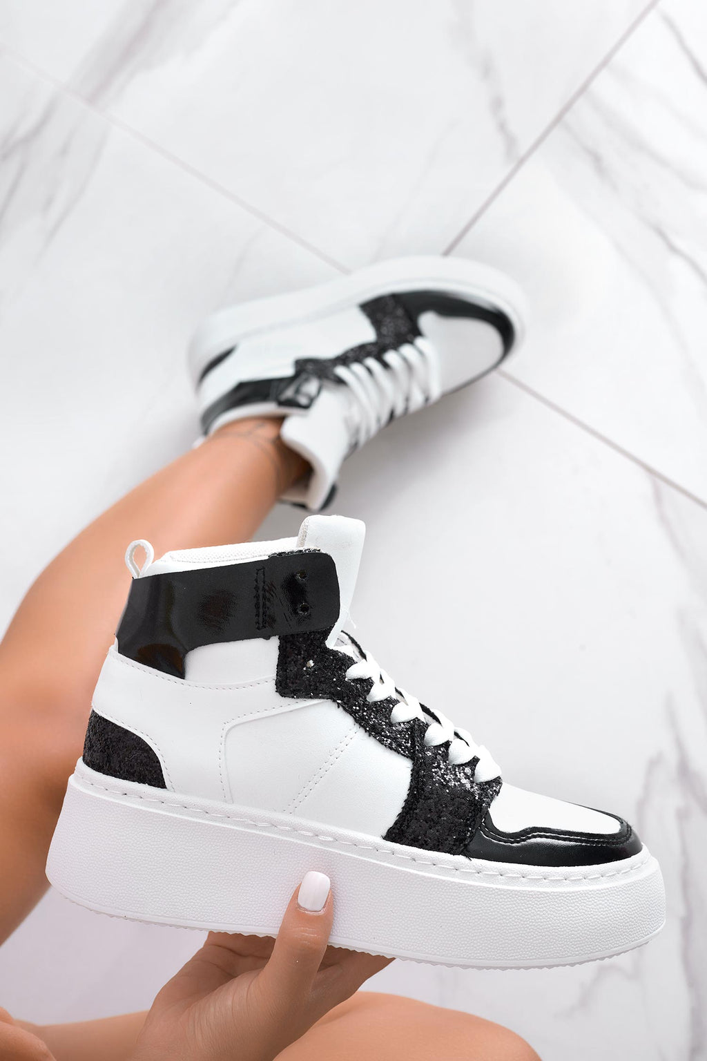 Sneakers bianche con inserti glitter neri