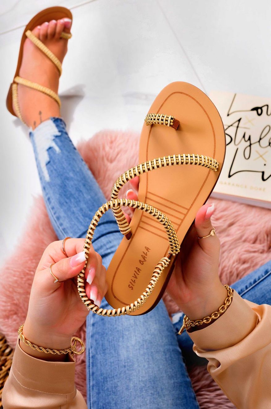 Sandali infradito bassi camel con applicazioni in oro